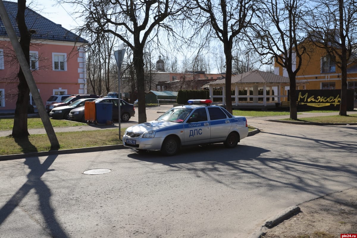 Тойота» и «Рено» столкнулись на перекрестке улиц Труда и Первомайской в  Пскове. ФОТО | 08.04.2020 | Псков - БезФормата