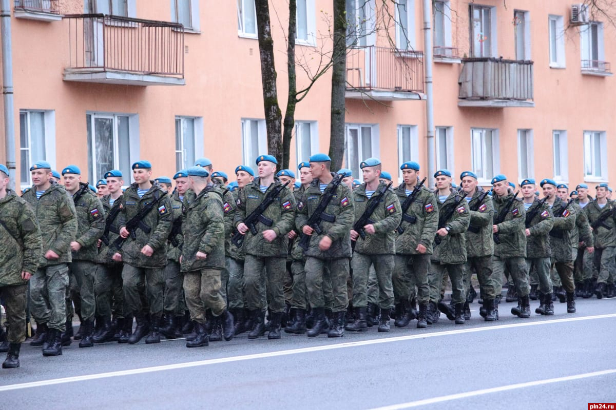 Победа псков. Псков Генеральная репетиция парада. Парад Победы 2021 Псков. Роман Шабаньков парад Победы Псков. Репетеция парад Победы в пскрве.