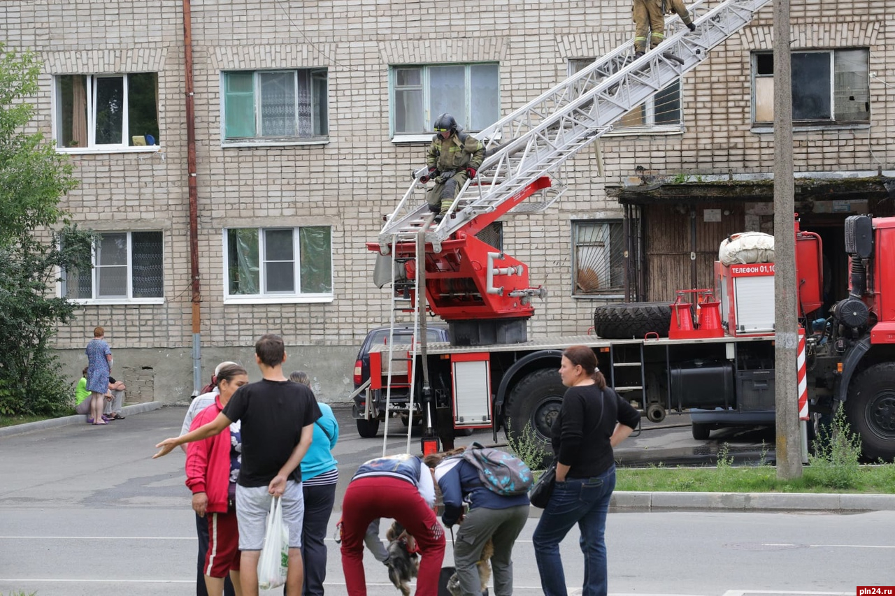 В Пскове горит общежитие на улице Киселева. ФОТО | 06.08.2021 | Псков -  БезФормата