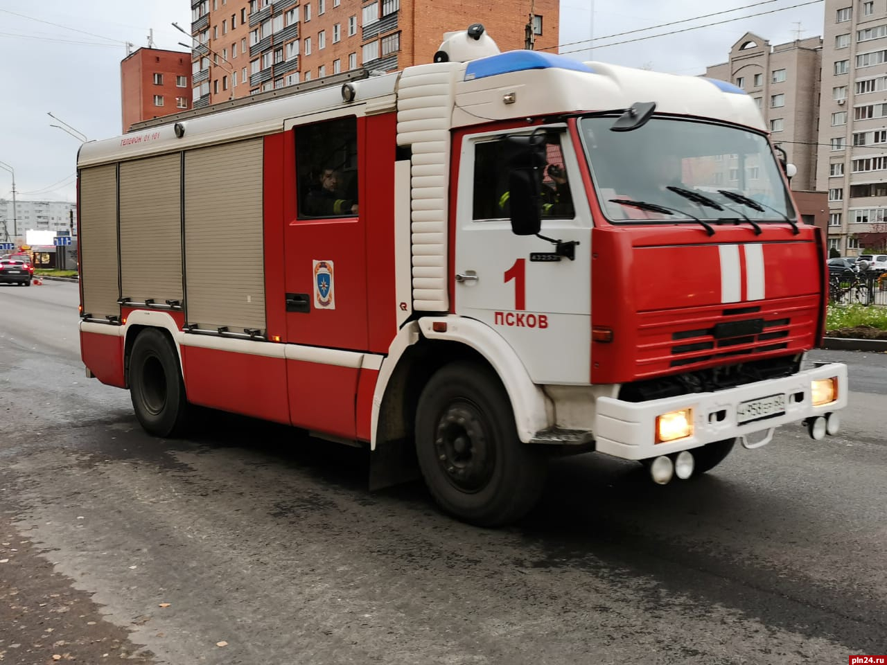 Девять пожарных машин выехали на вызов в детскую больницу в Пскове |  21.10.2021 | Псков - БезФормата