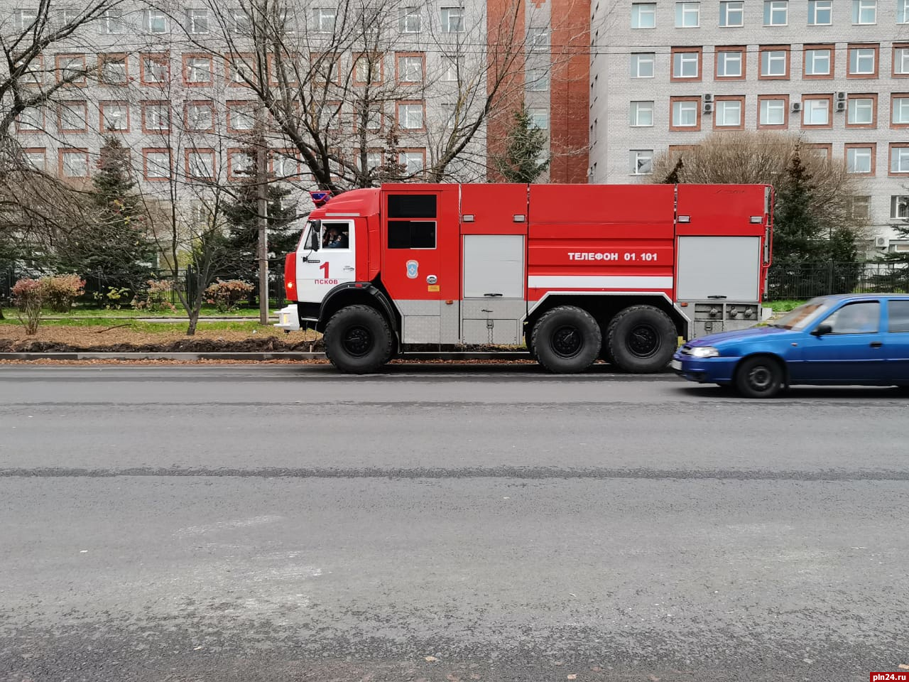 Девять пожарных машин выехали на вызов в детскую больницу в Пскове |  21.10.2021 | Псков - БезФормата