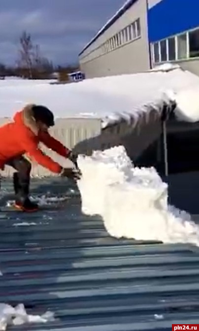 Крышу склада завода «Псков-Полимер» расчистили от снега. ВИДЕО