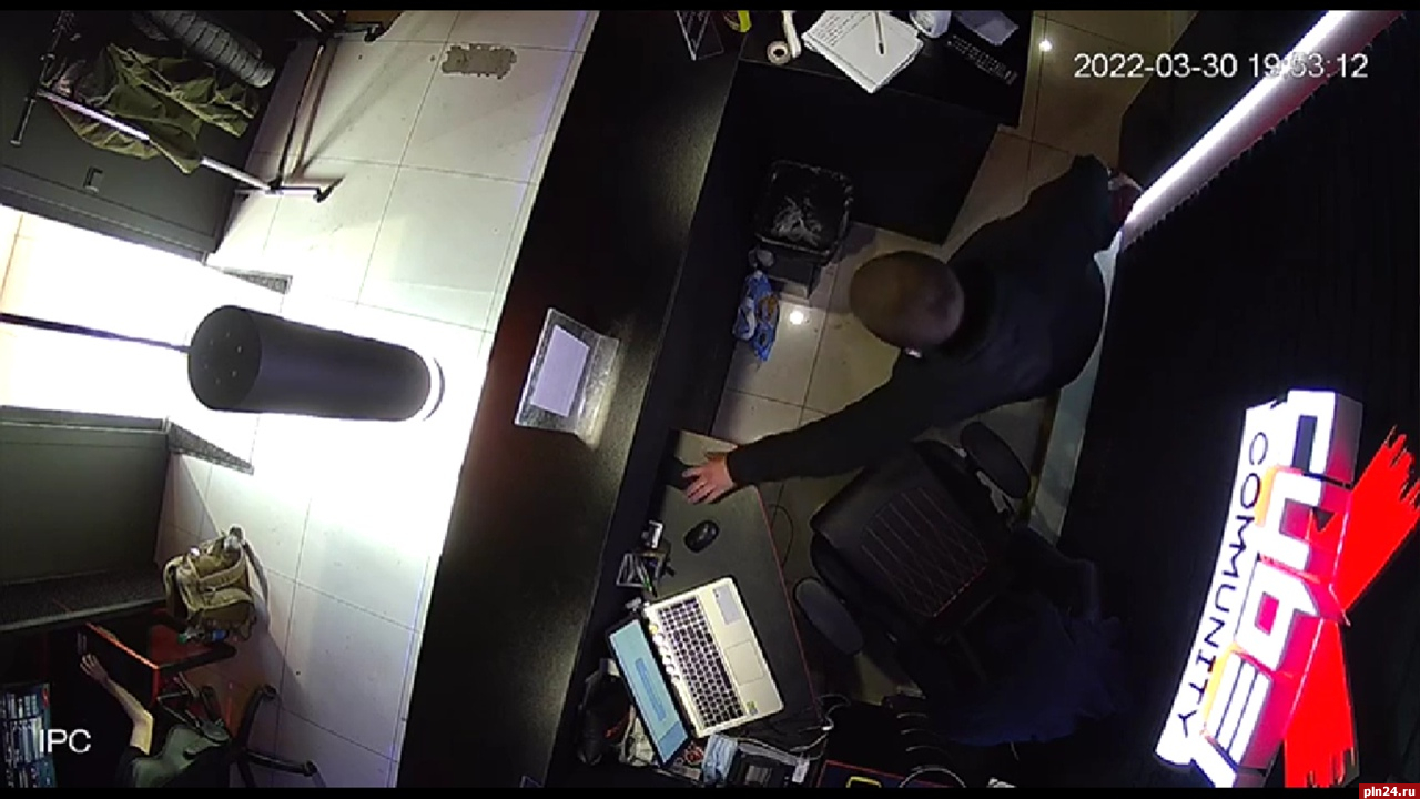 Видеофакт: Неизвестный украл телефон в псковском компьютерном клубе