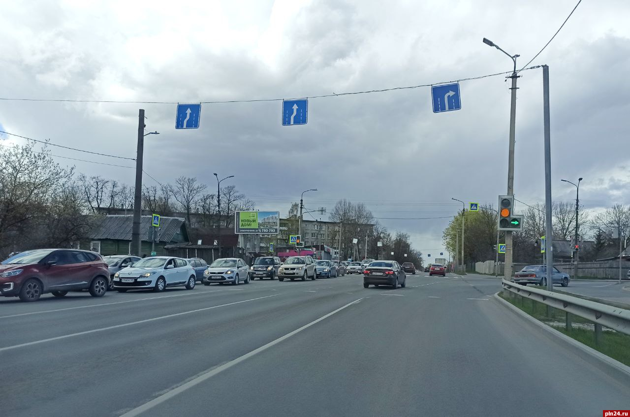 ДТП затрудняет движение автомобилей на дамбе в Пскове | 03.05.2022 | Псков  - БезФормата