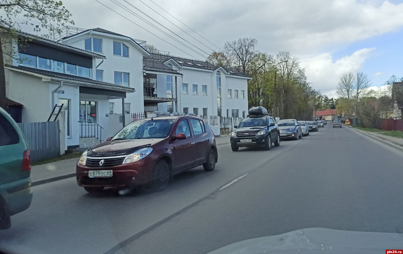 ДТП затрудняет движение автомобилей на дамбе в Пскове | 03.05.2022 | Псков  - БезФормата