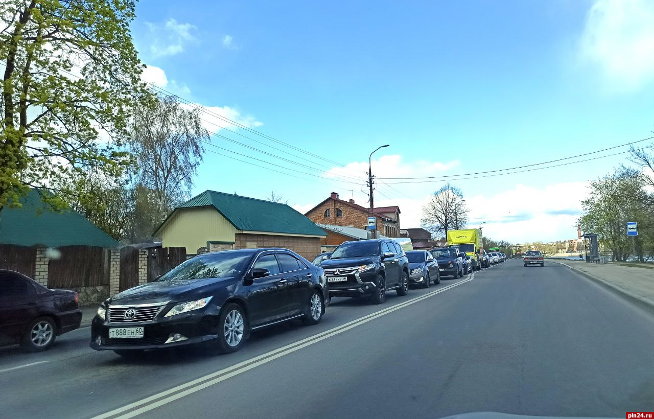 ДТП затрудняет движение автомобилей на дамбе в Пскове | 03.05.2022 | Псков  - БезФормата