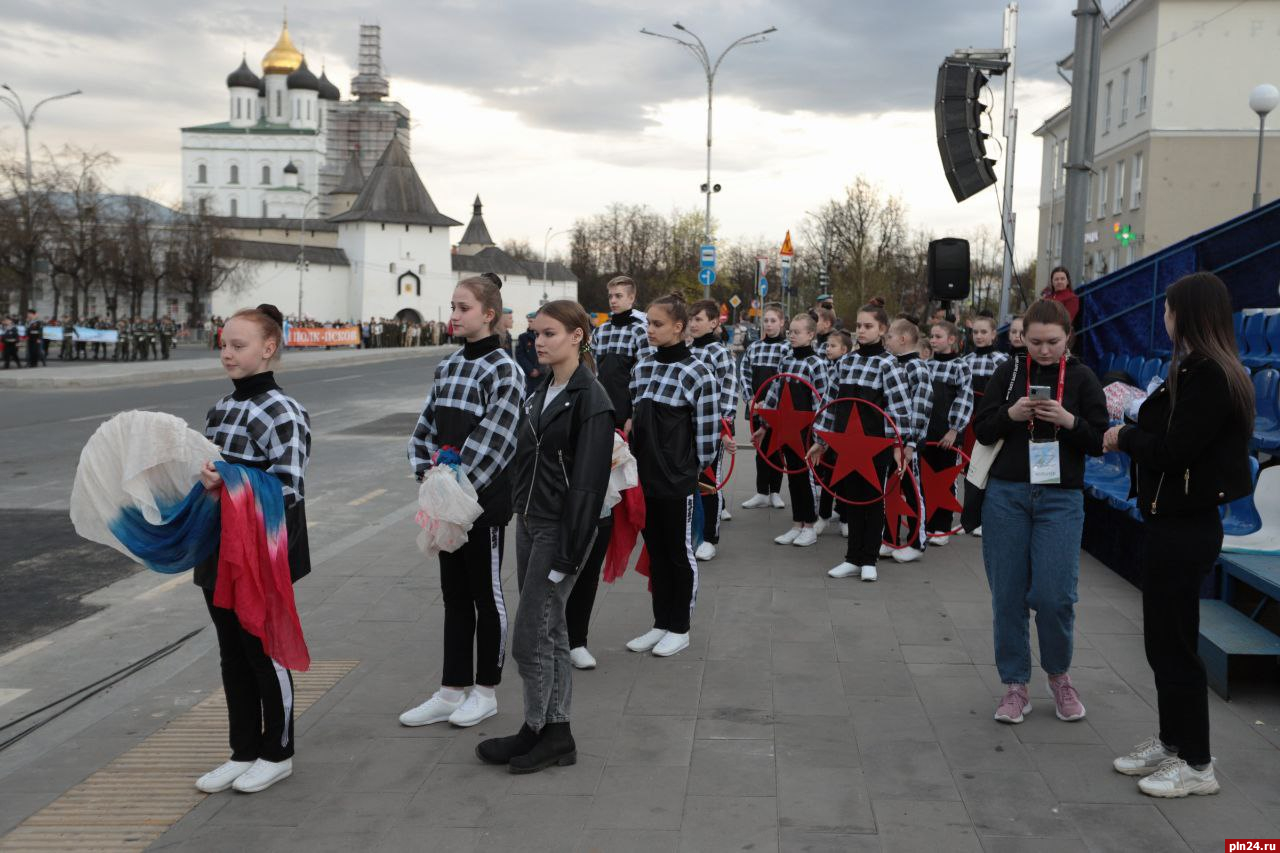 Погода май 2024 псков. Парад Победы Псков 2022. Псков 9 мая. Парад Победы в Пскове 2019. Парад Победы 2006 во Пскове.