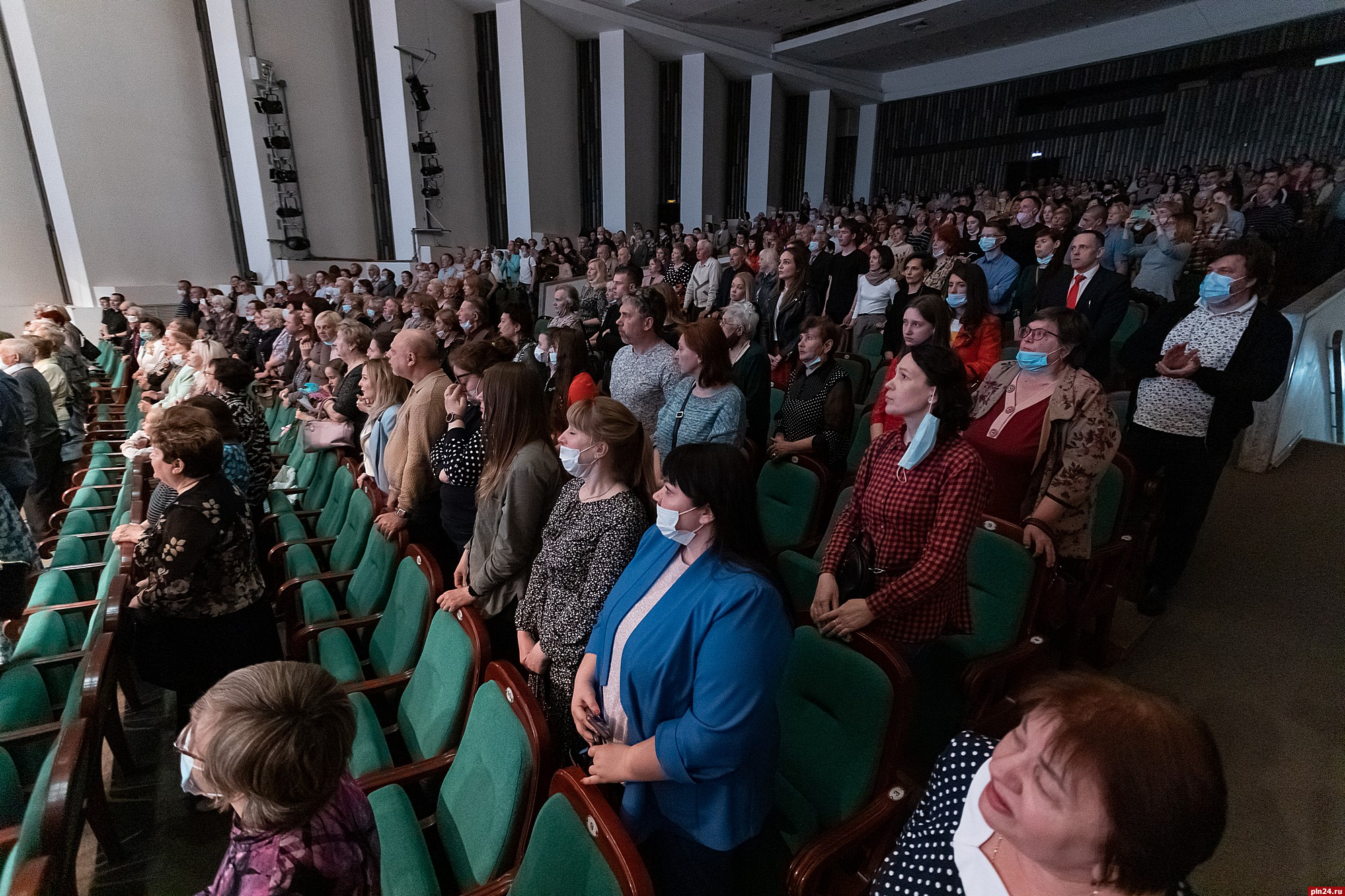 Концерты псков. Музыкальный театр концерт. Люди на концерте. Народ на концерте сегодня вечером.