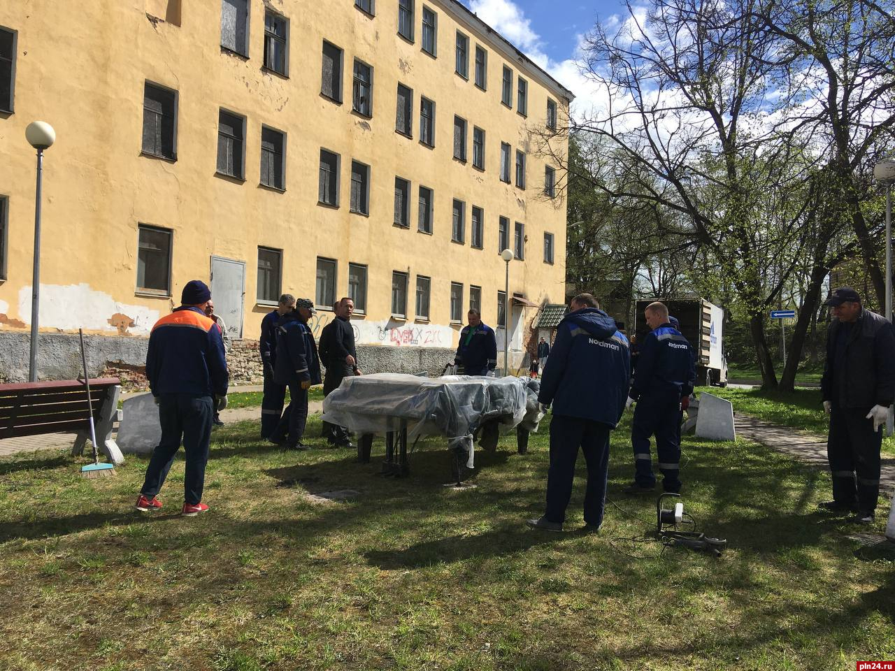 Псковская 13. Музыкальный сквер Псков. Образский сквер Псков. Арт объекты Псковская область. Арт объект спорт.