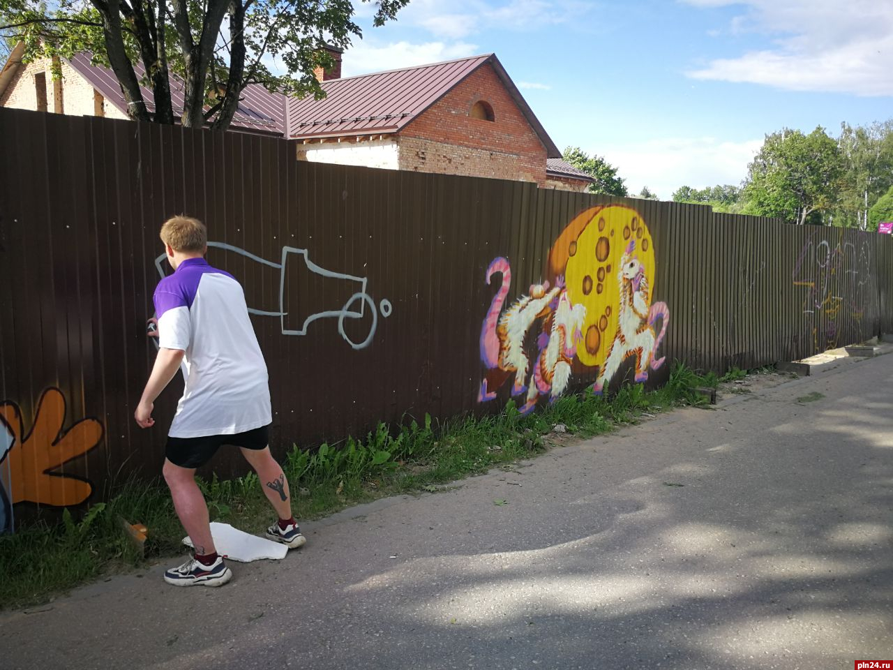 Фотофакт: Новые граффити у Гельдтовой бани в Пскове | 17.06.2022 | Псков -  БезФормата