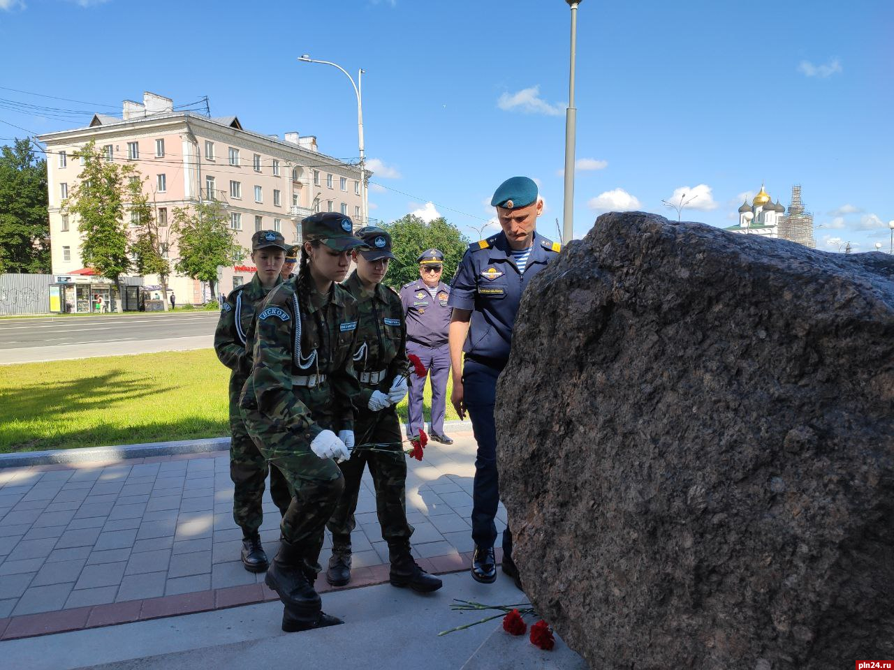 В Пскове возложили цветы к памятнику жертвам фашисткой оккупации |  22.06.2022 | Псков - БезФормата