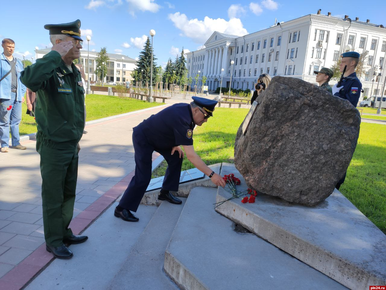 В Пскове возложили цветы к памятнику жертвам фашисткой оккупации |  22.06.2022 | Псков - БезФормата