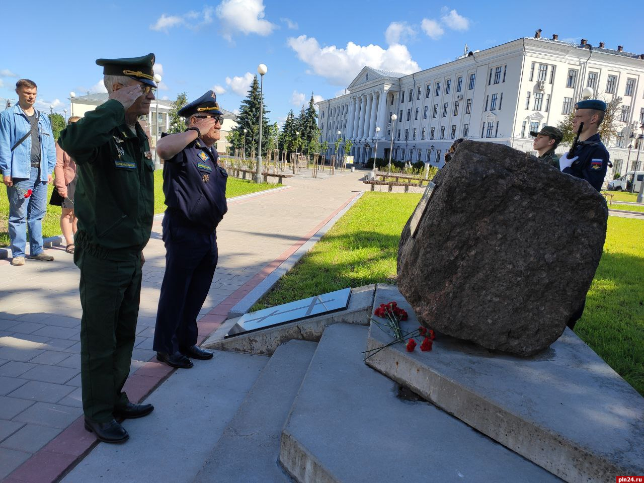 В Пскове возложили цветы к памятнику жертвам фашисткой оккупации |  22.06.2022 | Псков - БезФормата