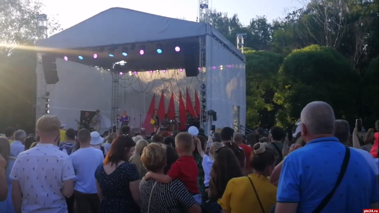 Концерт группы «Фрукты» начался в псковском парке Строителей