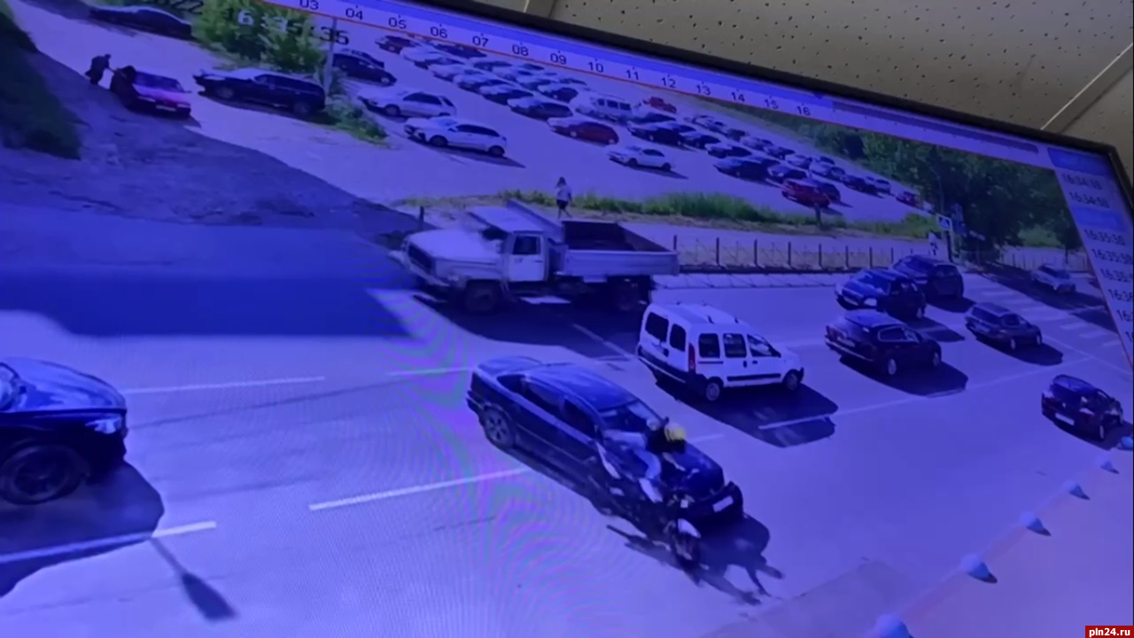 Мотоциклист врезался в автомобиль в Великих Луках. ВИДЕО