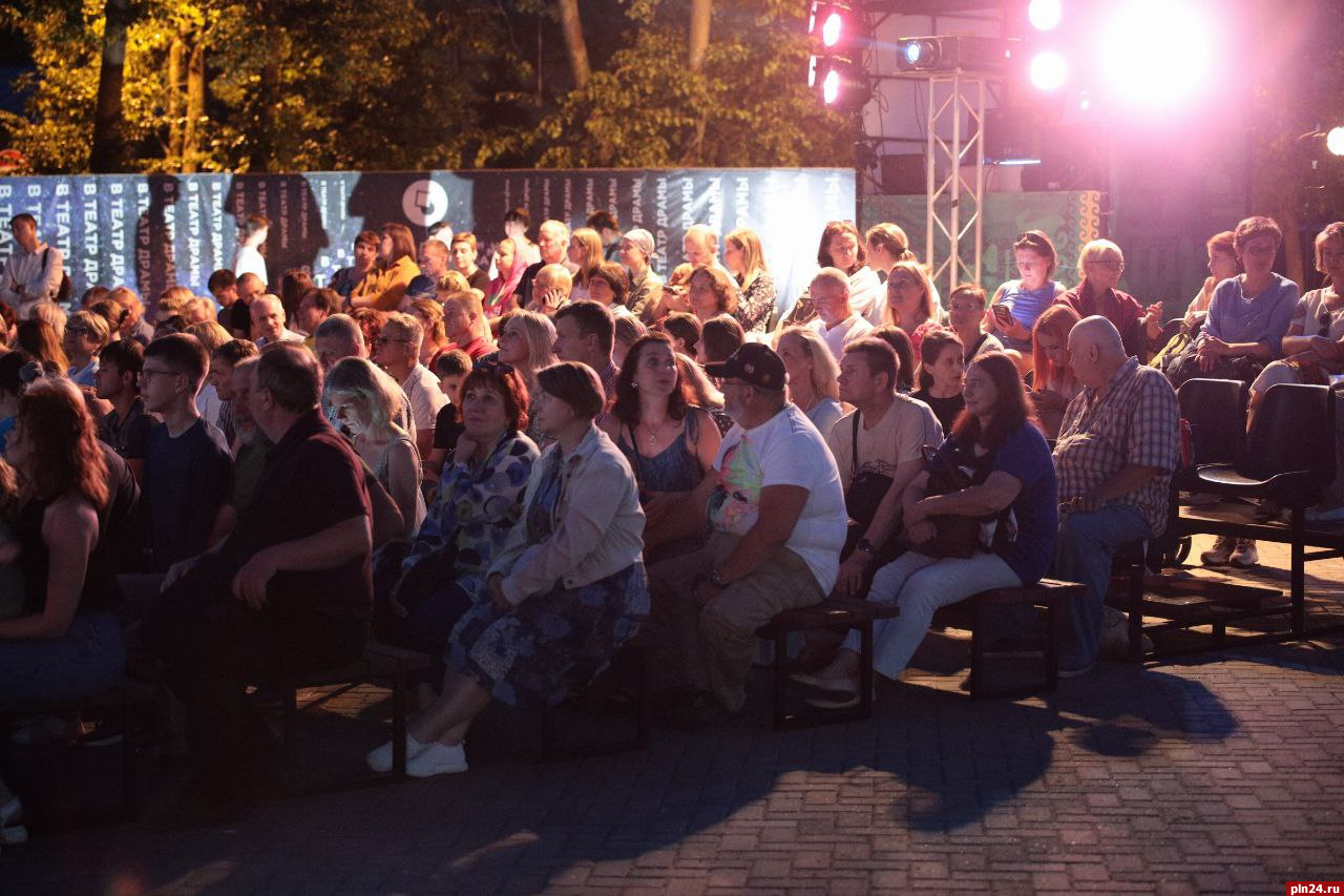 Фотофестиваль «Цвет белой стены» проходит в Пскове | 23.07.2022 | Псков -  БезФормата