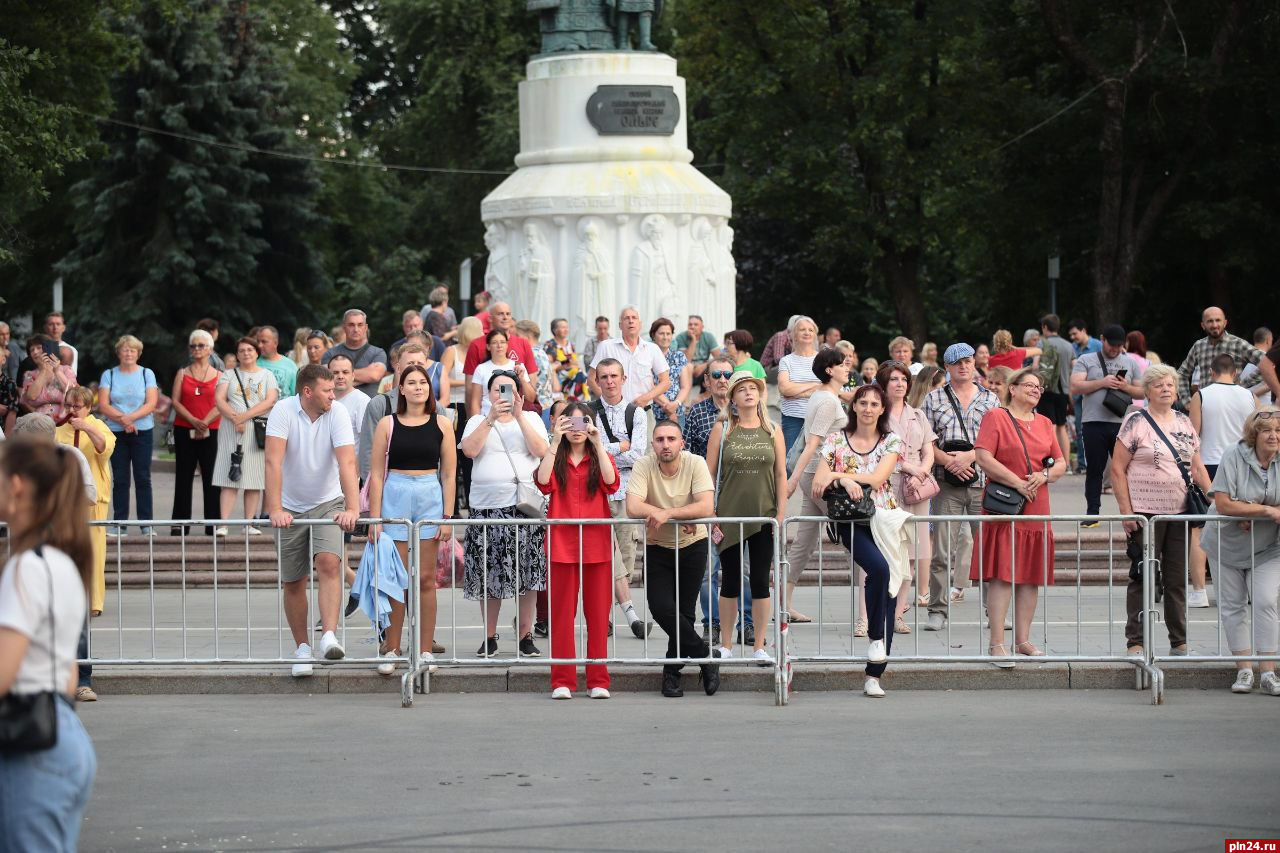 День города пскова 2024. Псков Октябрьская площадь. День города Пскова праздник. Псков сопрано турецкого день города.