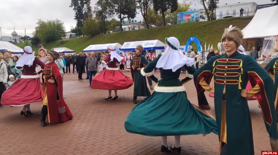 Ярмарка витебских производителей открылась в псковском парке. ВИДЕО