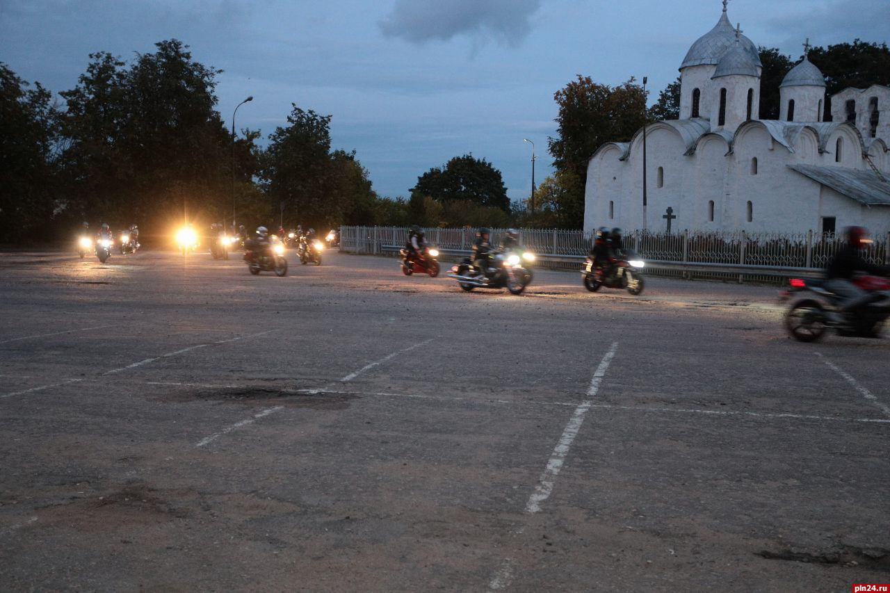 Минутой молчания почтили память погибших мотоциклистов в Пскове. ВИДЕО