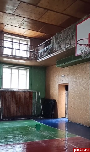 «Душ в спортивном зале»: в главном корпусе ПсковГУ произошел потоп