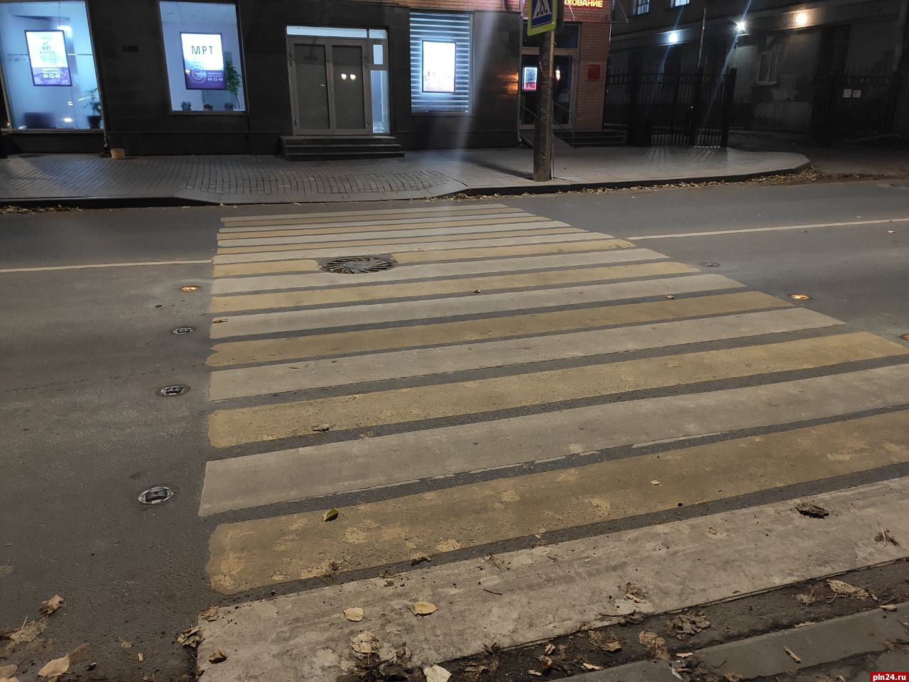 Светодиодные дорожные маячки установили у пешеходного перехода в Пскове. ВИДЕО