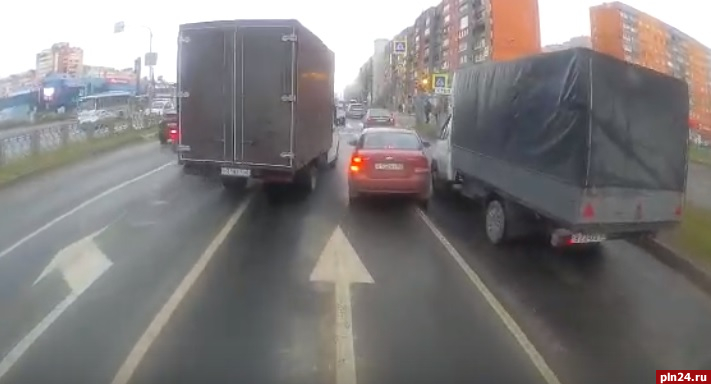 Момент столкновения двух автомобилей напротив псковского «Империала» попал на видео