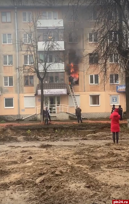 Псковичка сняла на видео пожар с погибшим на улице Яна Фабрициуса