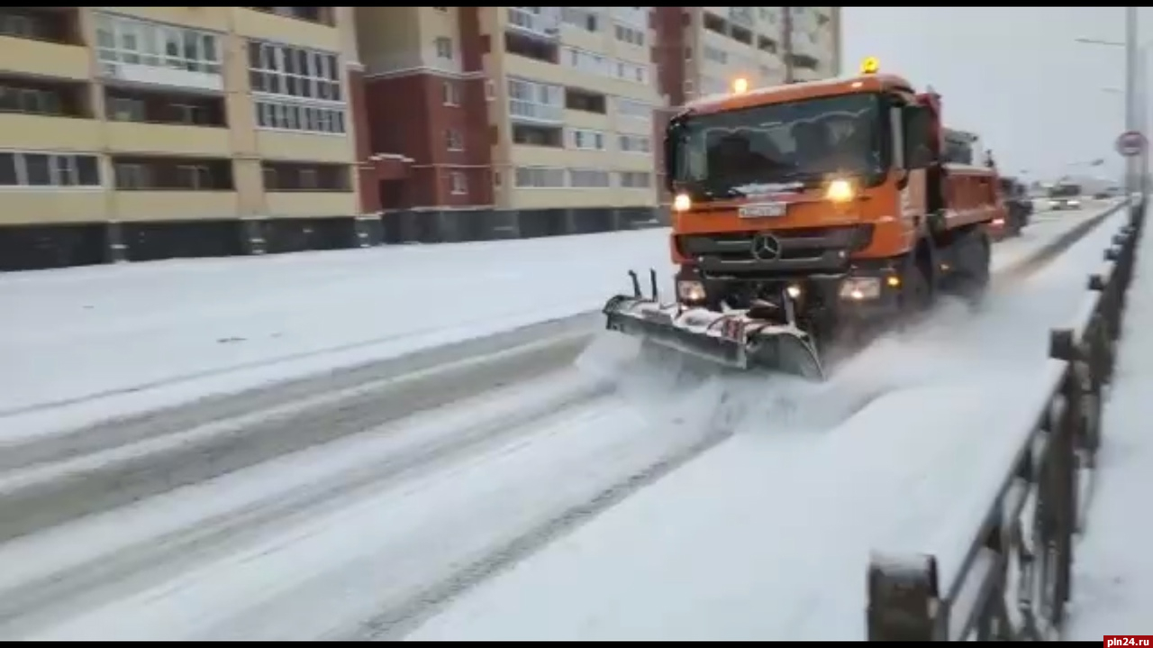 Улицы Пскова убирают от снега. ФОТО