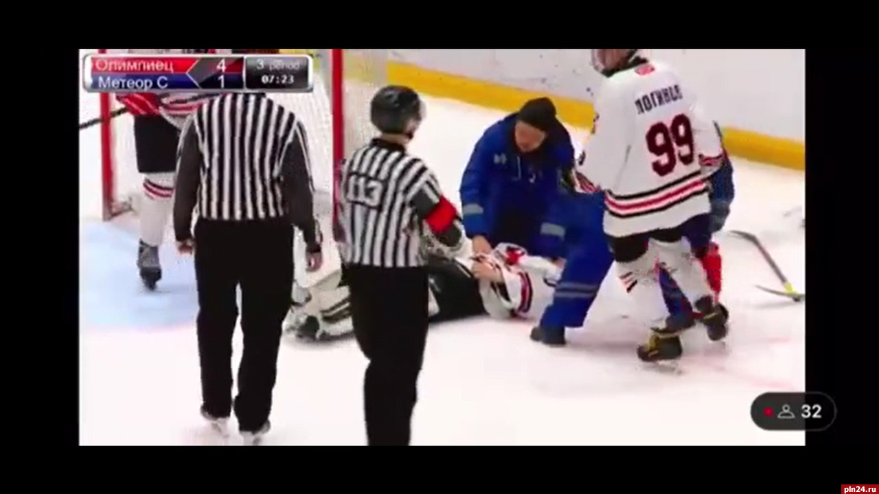 Юному хоккеисту порезали горло коньком во время матча в Сургуте