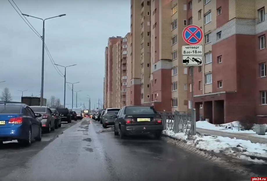 Нарушители парковки препятствуют работе дорожников на Запсковье. ВИДЕО
