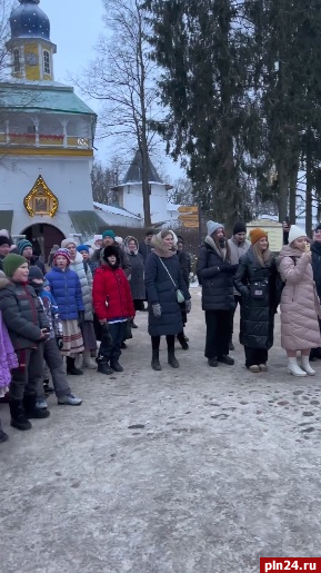 Видеофакт: Рождественские колядки пели в Псково-Печерском монастыре