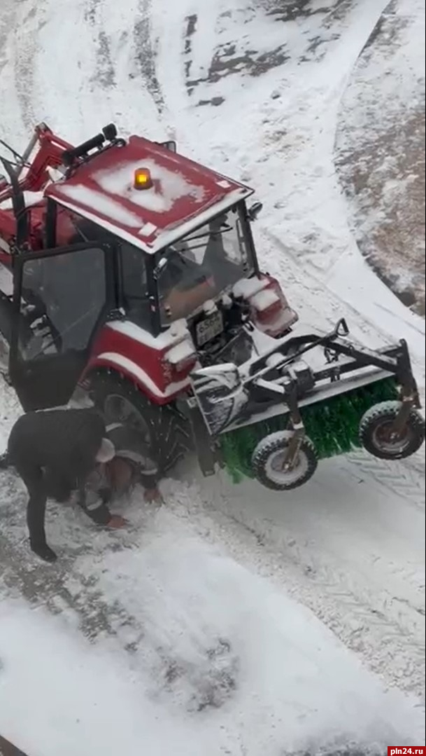 Водителя снегоуборочного трактора избили в Пскове. ВИДЕО