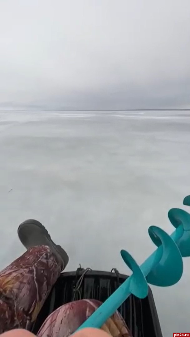 «Летим домой»: последствия сильного ветра на Чудском озере показали рыбаки. ВИДЕО