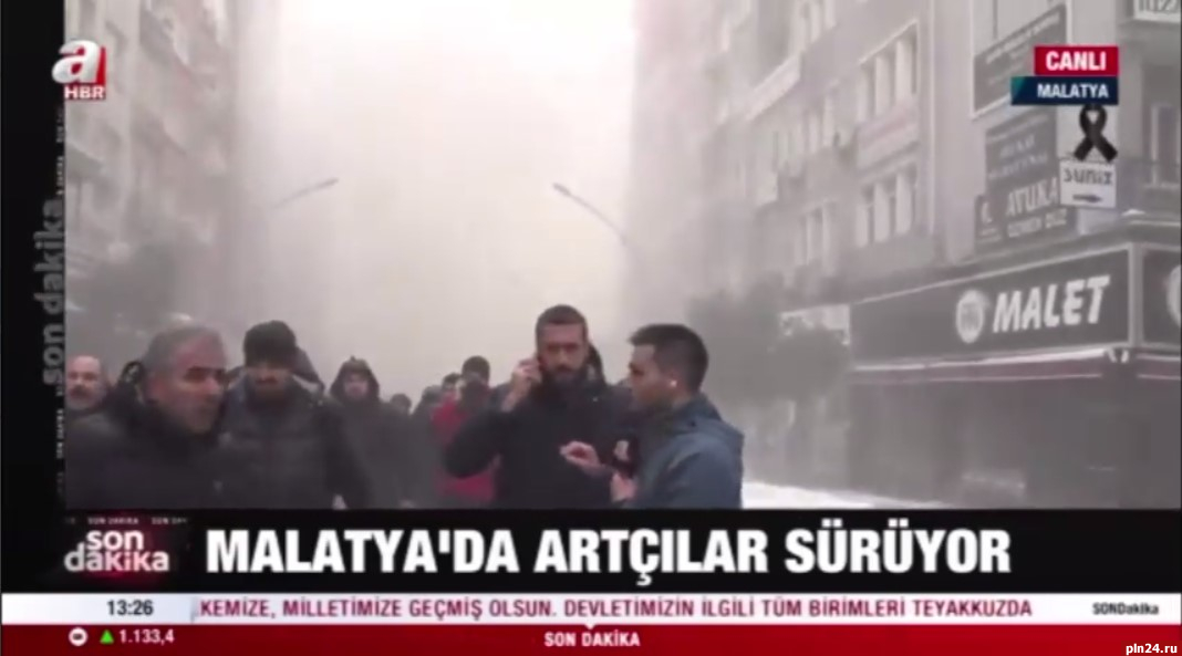 Оператор смог убежать от падающего дома во время землетрясения в Турции. ВИДЕО