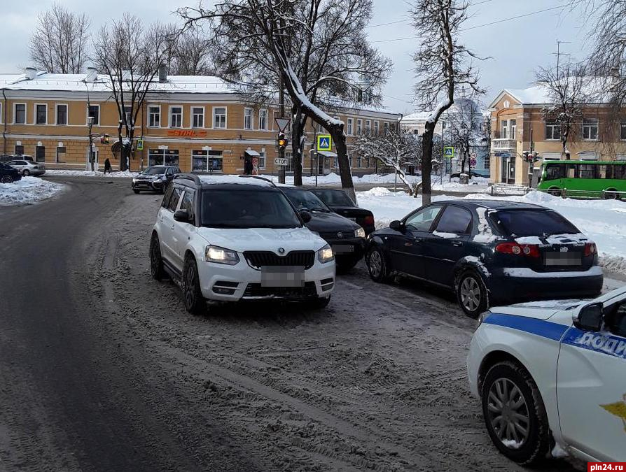 Четыре автомашины стали участниками ДТП на улице Некрасова в Пскове. ФОТО