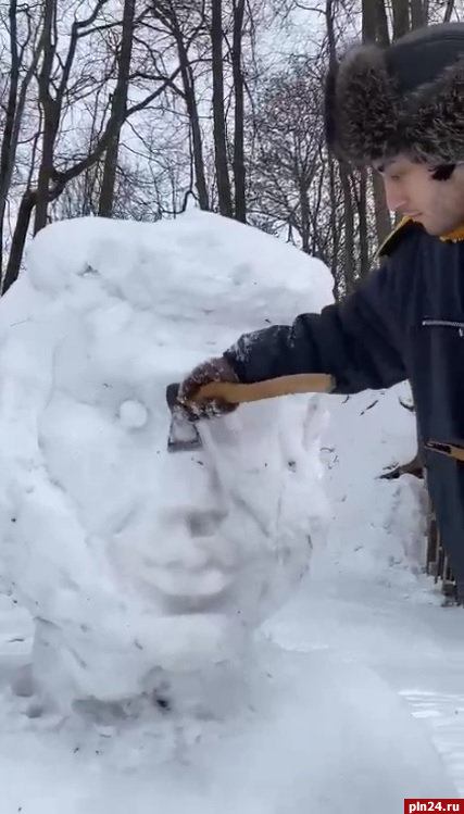 Снежный бюст Пушкина создали в Святогорском монастыре. ВИДЕО