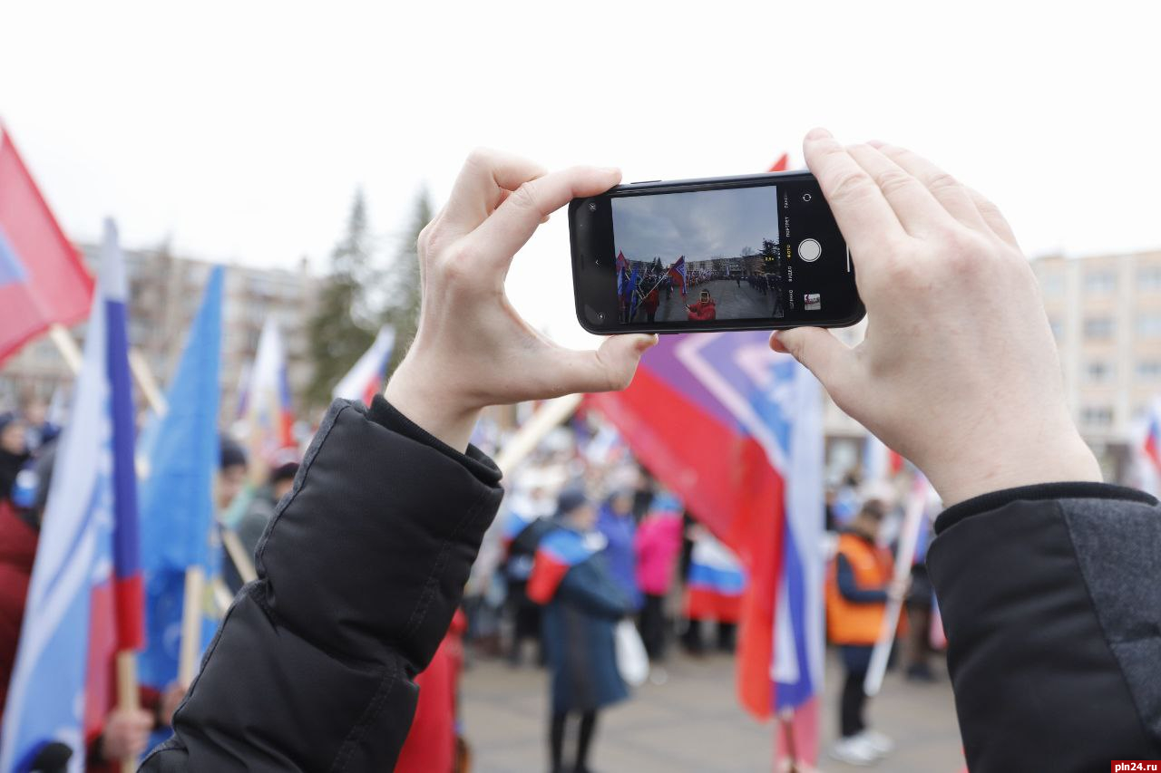 Концерт в поддержку военнослужащих проходит в псковском Сквере искусств |  03.03.2023 | Псков - БезФормата