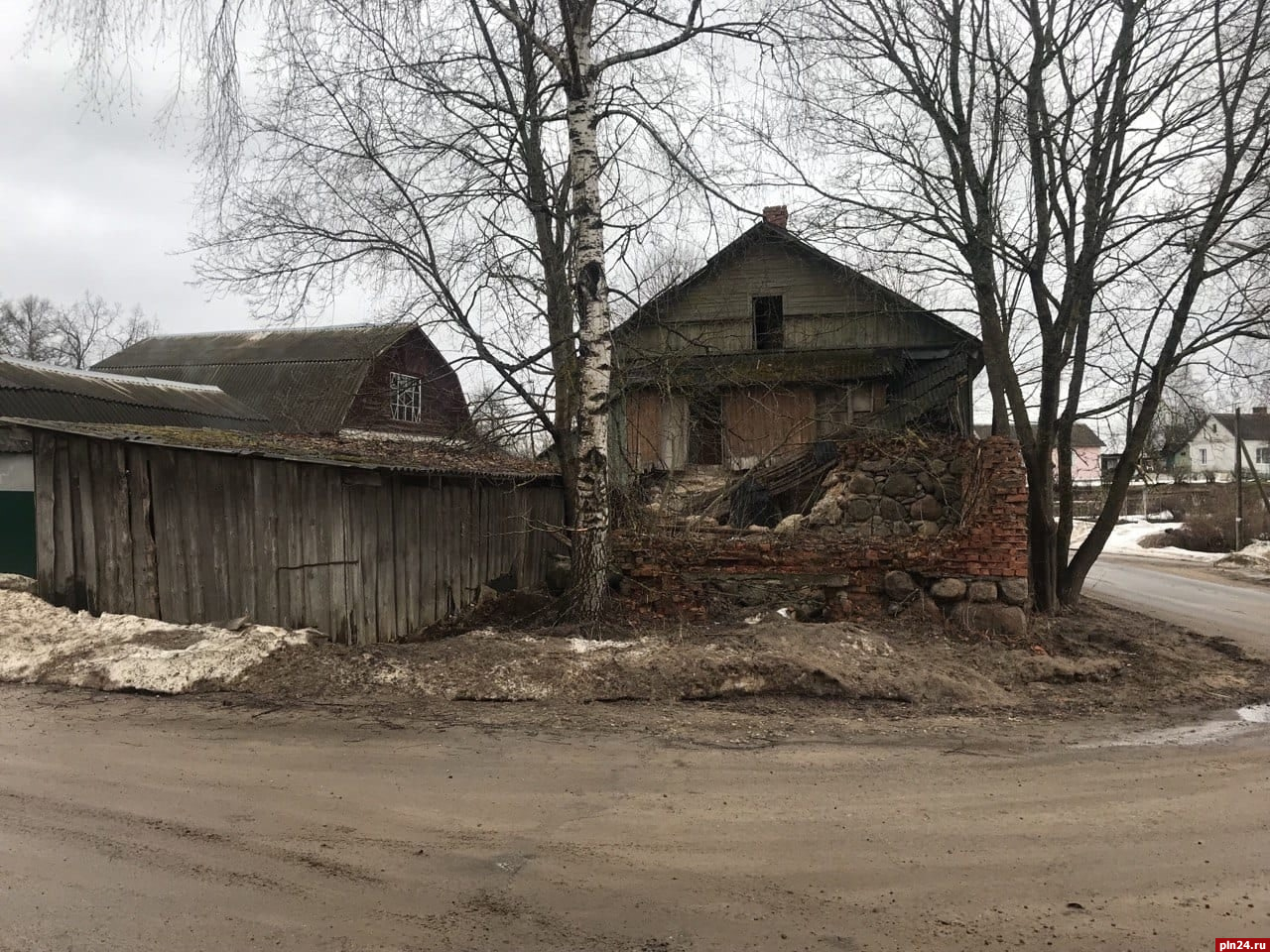 Аварийный многоквартирный дом сносят в Пушкинских Горах | 05.04.2023 |  Псков - БезФормата