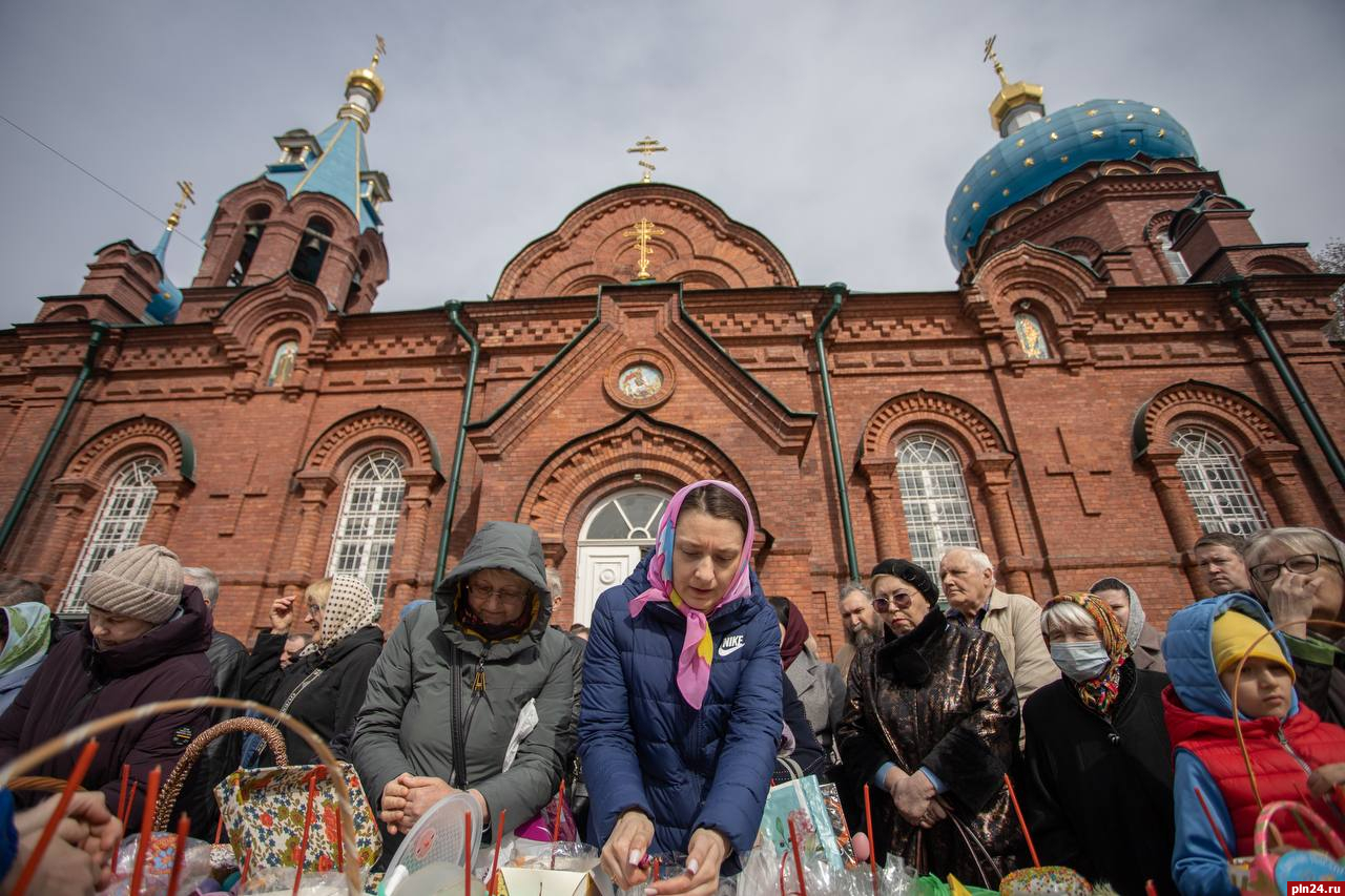 Освящение куличей и яиц проводят в храме Александра Невского в Пскове. ФОТО  | 15.04.2023 | Псков - БезФормата