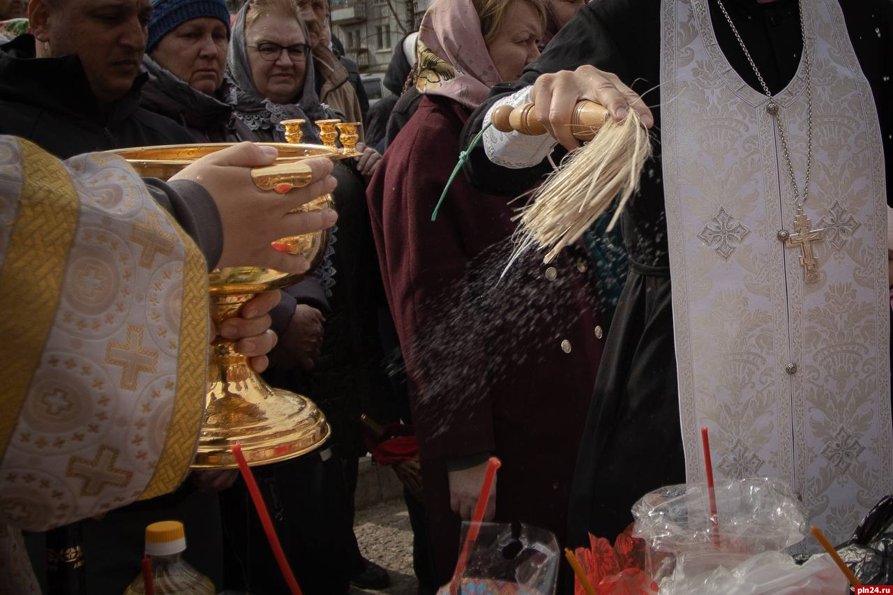 Освящение куличей и яиц проводят в храме Александра Невского в Пскове. ФОТО  | 15.04.2023 | Псков - БезФормата