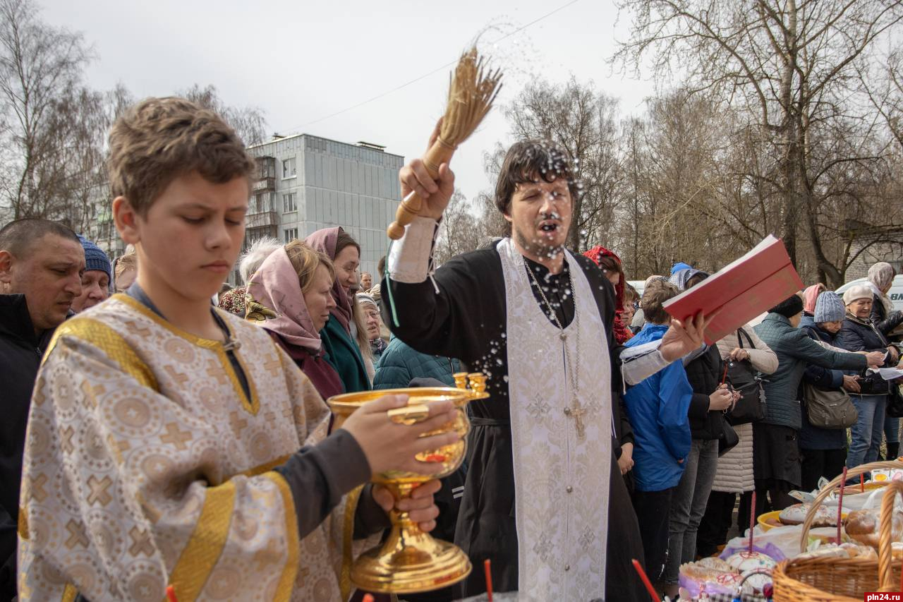 Освящение куличей и яиц проводят в храме Александра Невского в Пскове. ФОТО  | 15.04.2023 | Псков - БезФормата