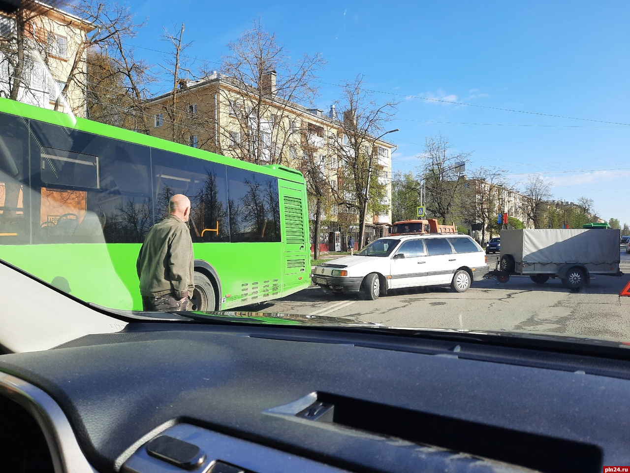 Автомобиль с прицепом въехал в пассажирский автобус в Пскове. ФОТО |  28.04.2023 | Псков - БезФормата