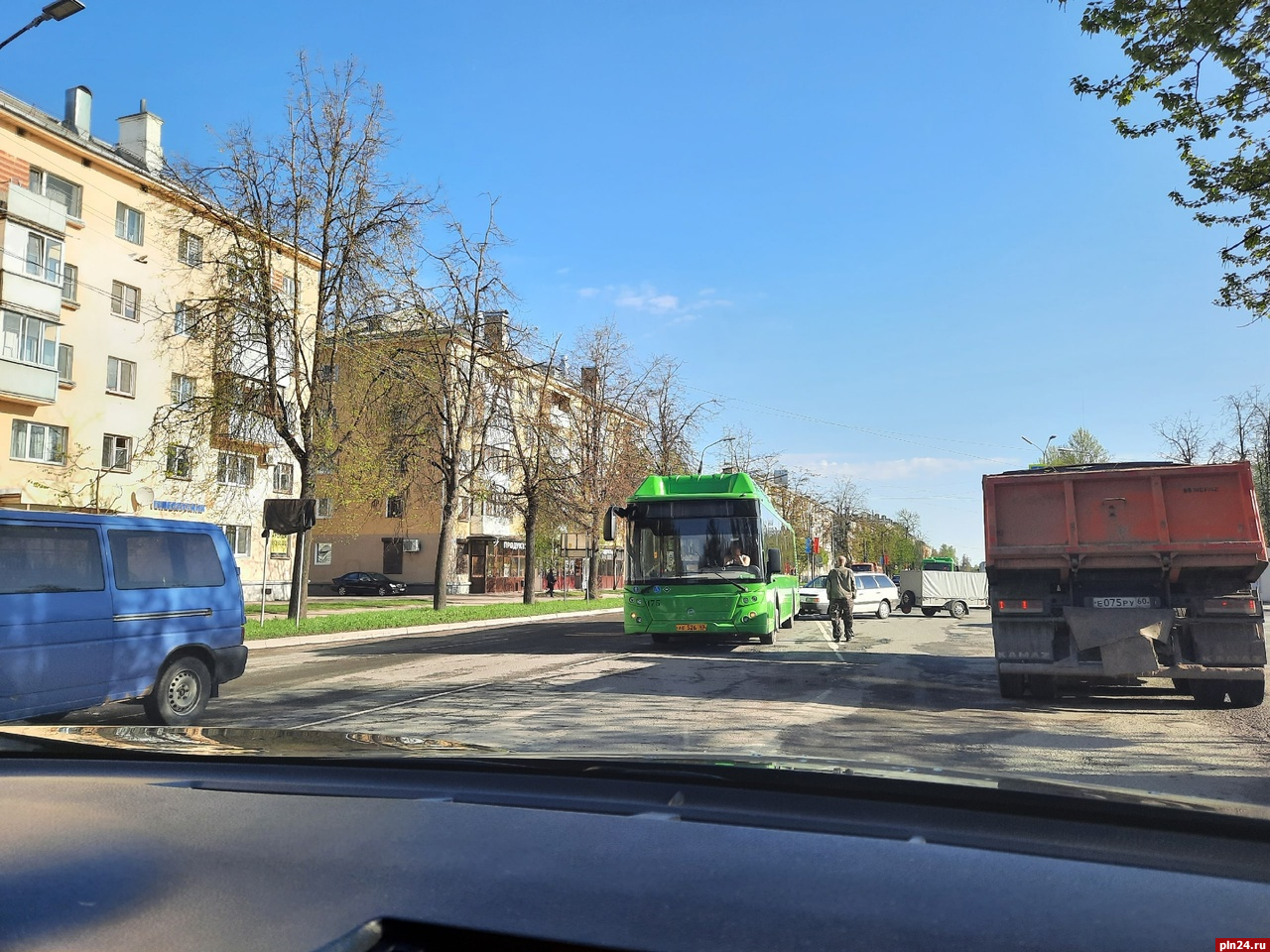 Автомобиль с прицепом въехал в пассажирский автобус в Пскове. ФОТО |  28.04.2023 | Псков - БезФормата