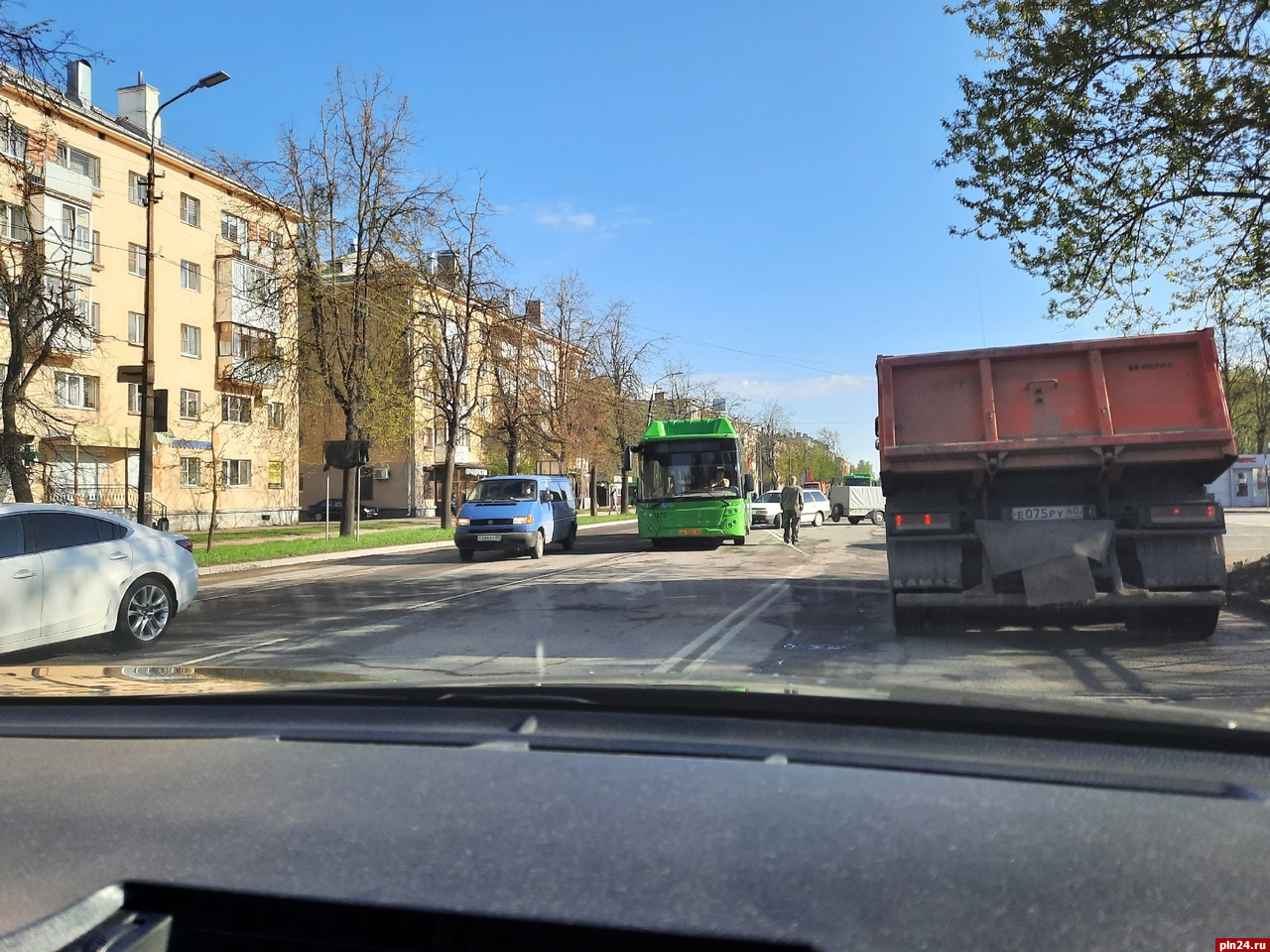 Автомобиль с прицепом въехал в пассажирский автобус в Пскове. ФОТО |  28.04.2023 | Псков - БезФормата