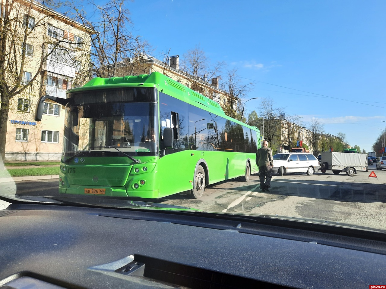 Автомобиль с прицепом въехал в пассажирский автобус в Пскове. ФОТО |  28.04.2023 | Псков - БезФормата