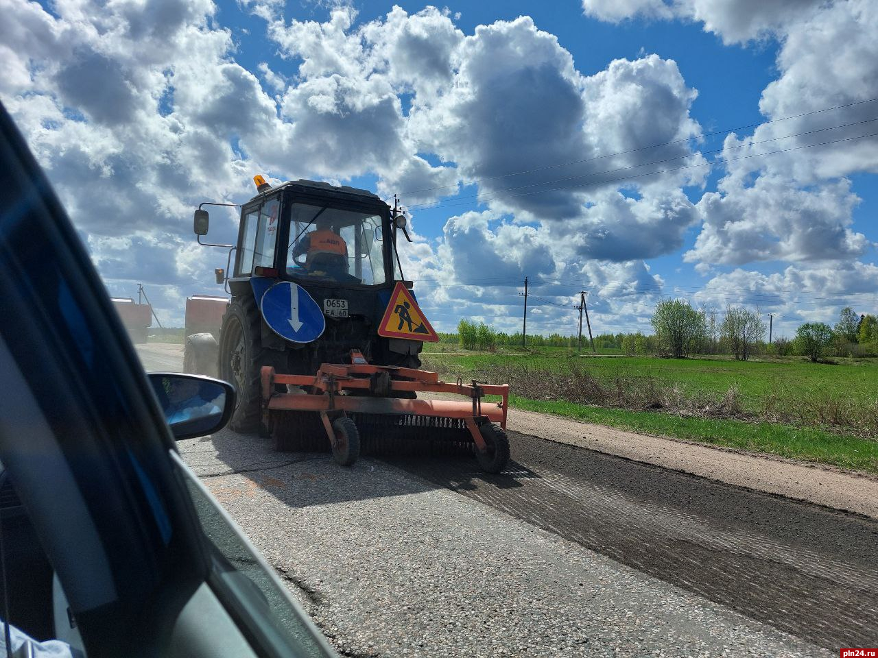 Старый асфальт снимают на автодороге Новгородка - Пушкинские Горы. ФОТО |  28.04.2023 | Псков - БезФормата