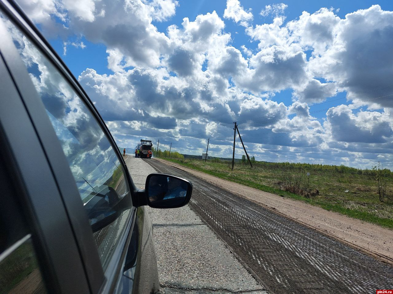 Старый асфальт снимают на автодороге Новгородка - Пушкинские Горы. ФОТО |  28.04.2023 | Псков - БезФормата