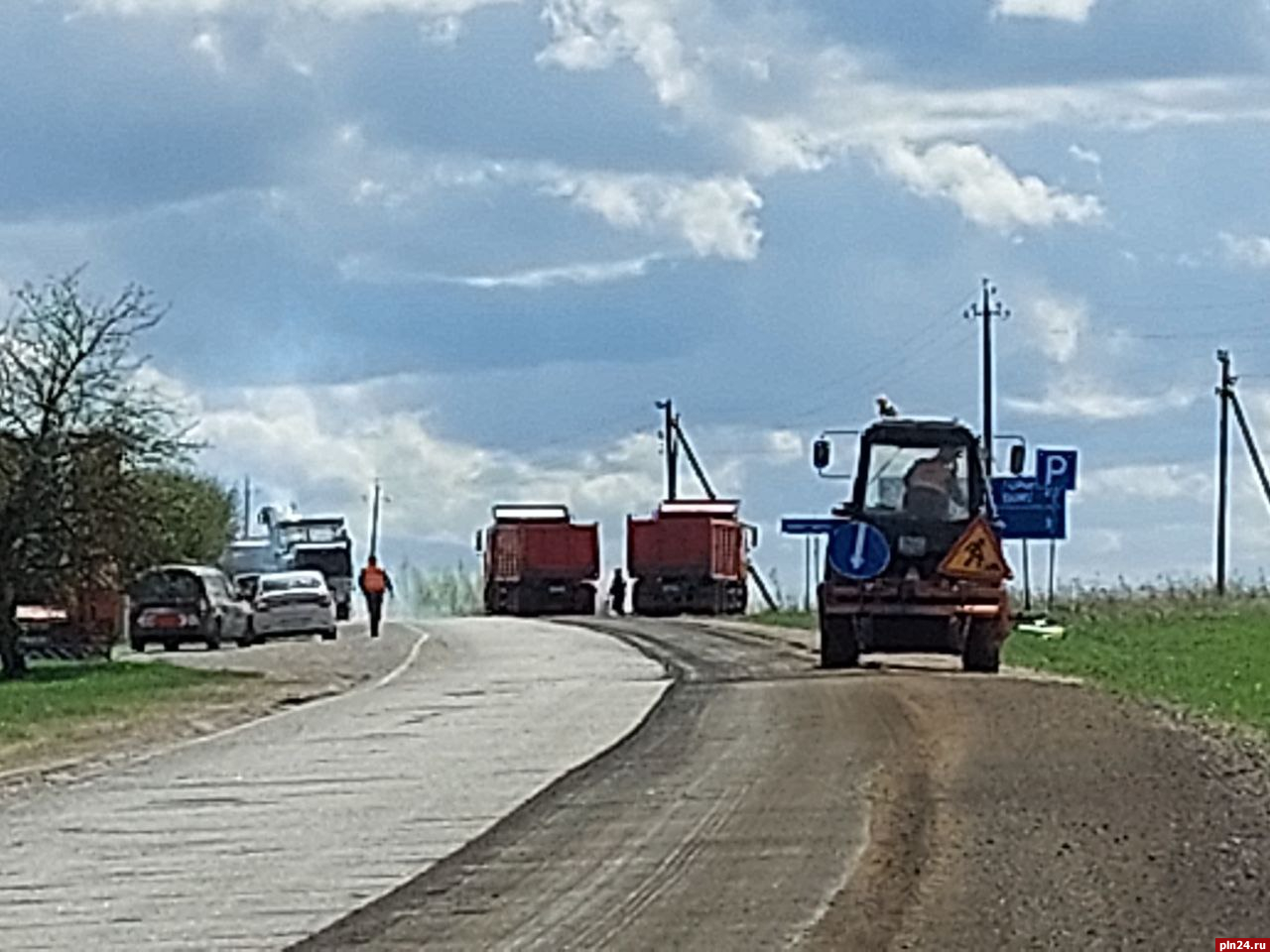 Старый асфальт снимают на автодороге Новгородка - Пушкинские Горы. ФОТО |  28.04.2023 | Псков - БезФормата