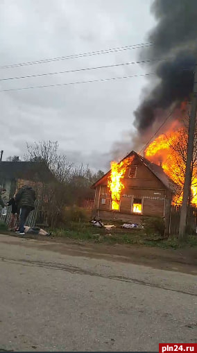 Людей из горящего дома в псковской Середке спасли местные жители. ВИДЕО
