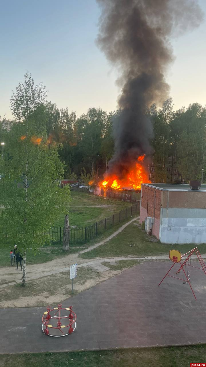 Сильное возгорание тушат в Пскове за десятой школой